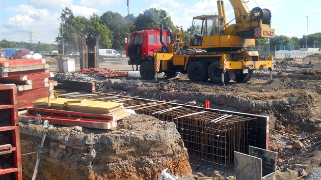 Rekonstrukce stadionu ve truncových sadech v Plzni - stavba základ nových tribun
