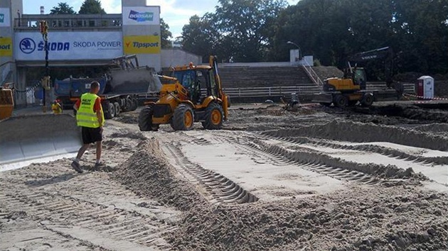 Rekonstrukce stadionu ve truncových sadech v Plzni - instalace vytápní a závlahy pod nový trávník
