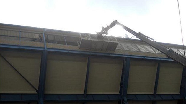 Rekonstrukce stadionu ve truncových sadech v Plzni - práv na obnov oken v zadní ásti hlavní tribuny