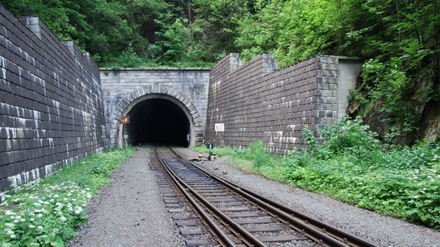 Portál piáckého tunelu, druhé nejdelí stavby svého druhu v esku