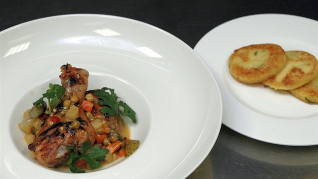 Na talíi kue dozdobte petrelkou.