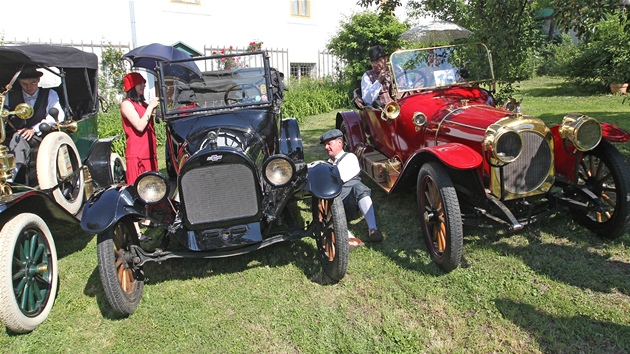 Daleický pivovar se o víkendu vrátil do 20. let minulého století. K vidní byla historická auta i lidé v dobovém obleení.