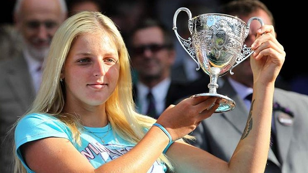 Kristýna Plíková s trofejí pro vítzku dvouhry juniorek ve Wimbledonu