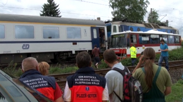 Stet vlaku a autobusu na pejezdu v Chrástu u Plzn