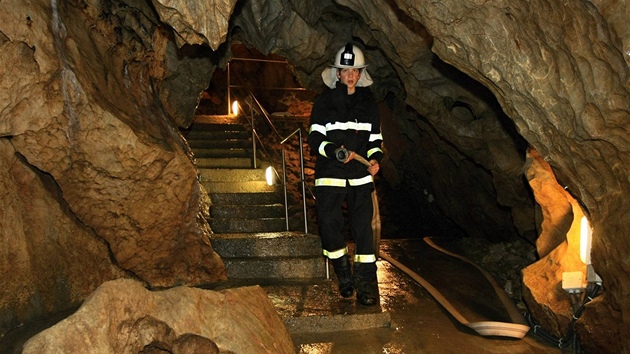Hasi Pavel Barto spolu s kolegy oderpává voda z Císaské jeskyn v Moravském krasu