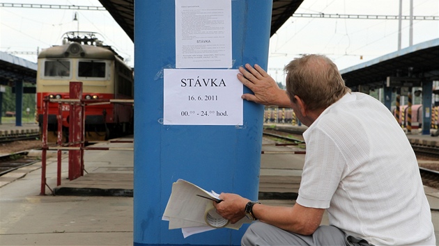 elezniní odborái vyvují na nádraí v Havlíkov Brod informaci o stávce.