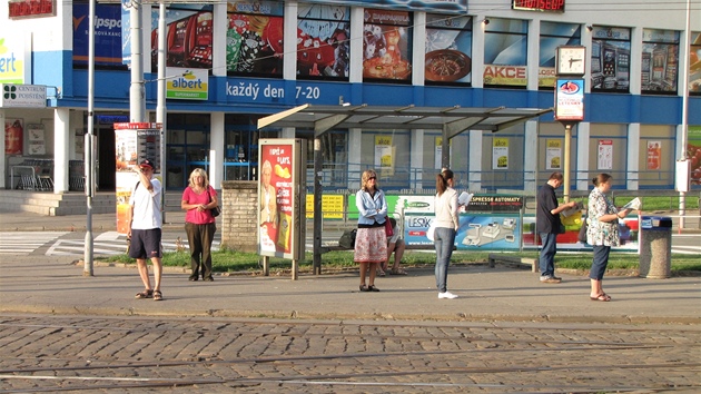 Cestujicí ekají na omezené spoje Dopravního podniku na Mendlov námstí v Brn ráno 16. ervna.