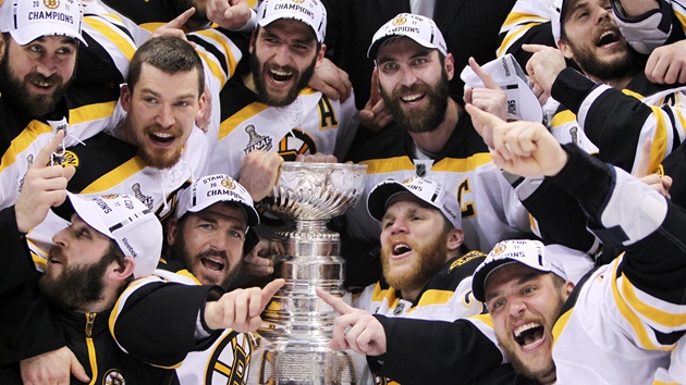 TI NEJLEP�Í. Hokejisté Bostonu po 39 letech znovu získali Stanley Cup. 