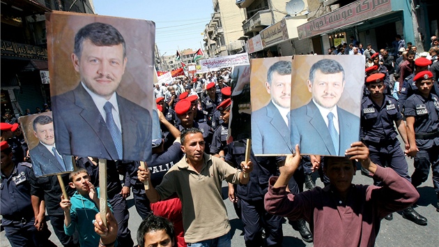 Protivládní demonstranti poadovali v ulicích Ammánu rezignaci premiéra, protoe podle nich nezatoil z korupcí. Na snímku mají protestující portréty s Abdalláhem II. (3. ervna 2011)