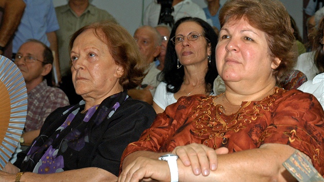 Vdova po Che Guevarovi Aleida Marchová (vlevo) a jejich dcera Aleida Guevarová na uvedení knihy Deníky bojovníka (14. ervna 2011)