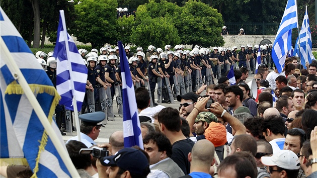 Protestující Řekové před parlamentem na náměstí Syntagma (15. června 2011)