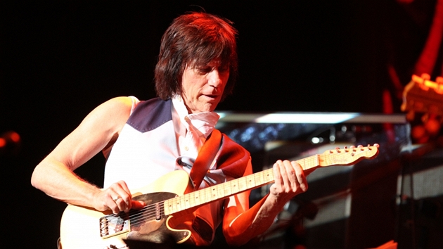 Jeff Beck p�i svém vystoupení v newyorském The Beacon Theatre (b�ezen 2011)