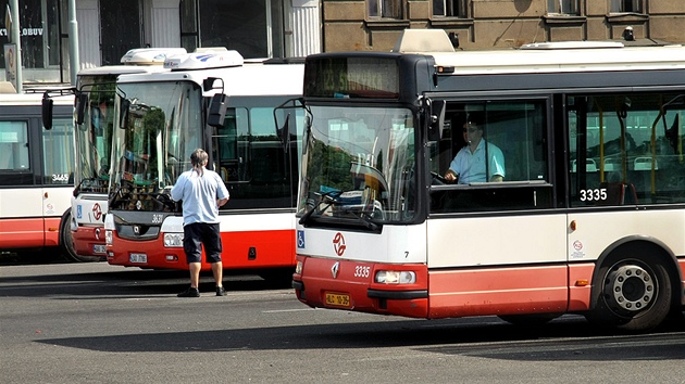 Dopravní podnik hledá hlavn náhradu za starí kloubové autobusy znaky Karosa