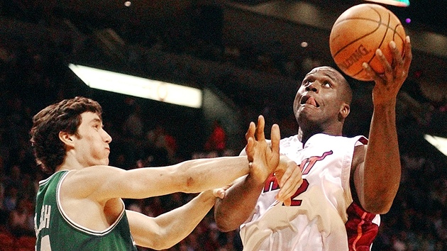 Jií Welsch (vlevo) v dresu Boston Celtics fauluje Shaquilla O'Neala z Miami...