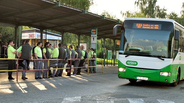 Stávkující idii SAD Havíov shromádní ped výpravní budovou sledují autobus se idiem, který se rozhodl do protestu nezapojit. (16. ervna 2011)