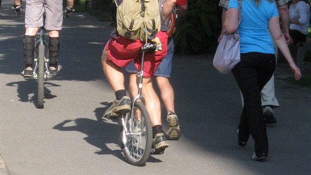 Lidé po Praze chodí pky nebo jezdí na kole i na monokole. (16. ervna 2011)