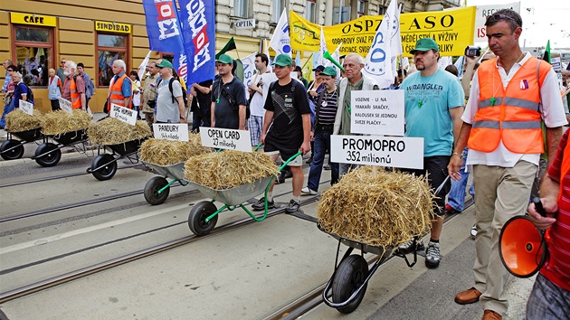 Prvod stvkujcch odbor demonstrujcch proti vldnm reformm. (16. ervna 2011)