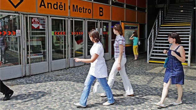 Lidé chodí kolem zavřeného vestibulu stanice metra na Andělu. (16. června 2011)