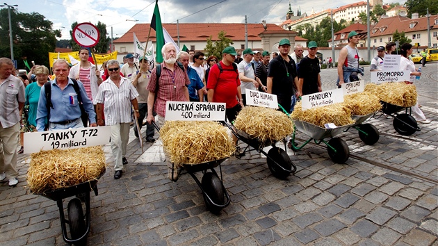 Demonstranti s balíky slámy pi protestním pochodu Prahou (16. ervna 2011)