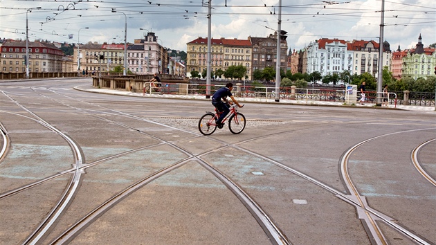 Cyklista projídí prázdnou kiovatkou na Palackého námstí v Praze. (16. ervna 2011)
