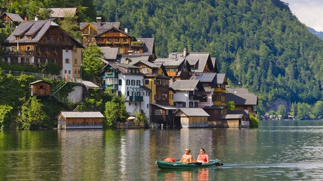Rakouské m�ste�ko Hallstatt je zapsané na seznamu sv�tového d�dictví UNESCO. �í�ané jej cht�jí okopírovat.  