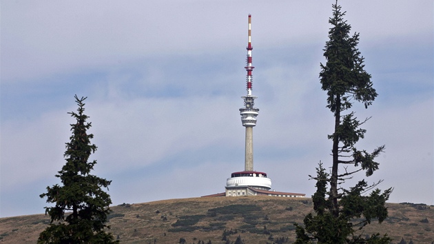 Nejvyšší hora Jeseníků Praděd s vysílačem na vrcholu