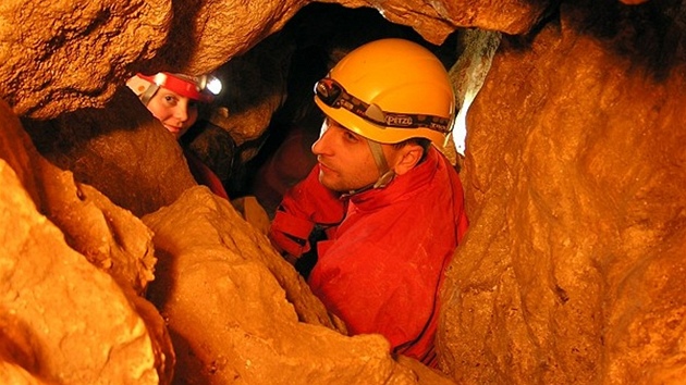 �tramber�tí speleologové v jeskynní chodb� pod Trúbou..