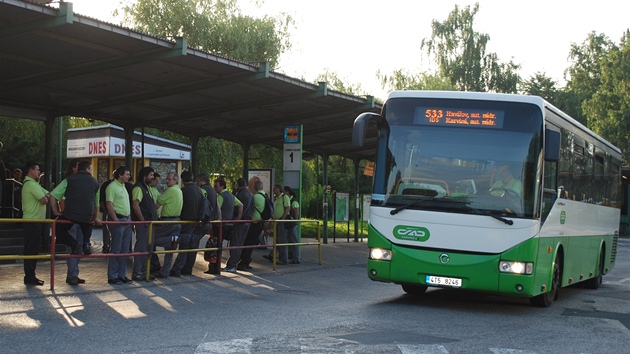 Stávkující idii SAD Havíov sledují autobus se idiem, který se do protestu nezapojil.