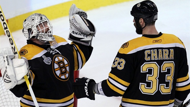 JSEM NEPEMOITELNÝ. Hlavní hvzda estého finále Stanley Cupu Tim Thomas rozpahuje ruce, jako by jeho výkon byl nco naprosto samozejmého, a gratulant Zdeno Chára rád ví.