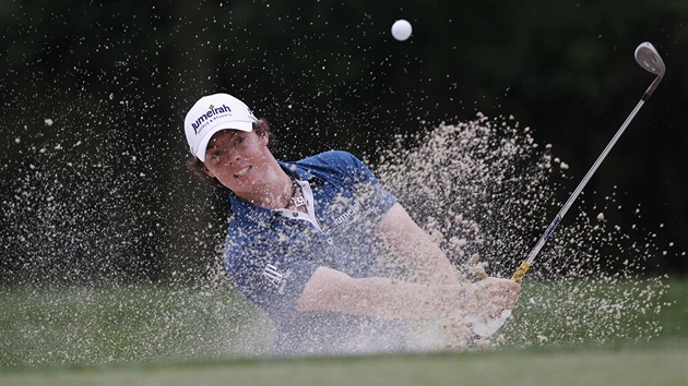 ÚSP̊NÁ ZÁCHRANA. P�esto�e Rory McIlroy trefil v prvním kole US Open 2011 i bunker, dokázal zachránit par a jako jediný m�l skórkartu bez bogey.