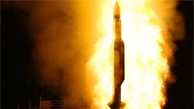Antiraketa SM-3 odpalovaná z k�i�níku systému Aegis