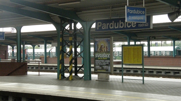 Prázdné perony pardubického nádraí (16. ervna 2011)