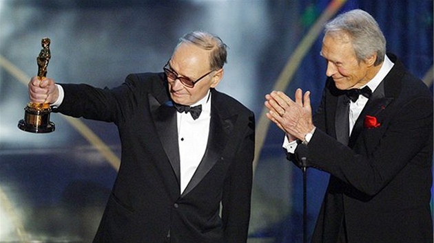 Oscar - Ennio Morricone dostává od Clinta Eastwooda cenu za celoživotní dílo - Kodak Theatre, Los Angeles (25. února 2007)