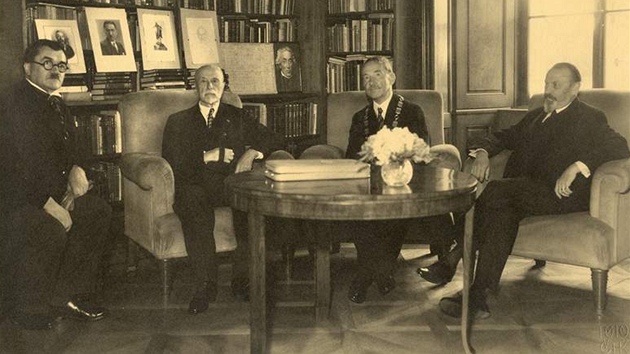 P�edání rektorského �et�zu rektoru Masarykovy univerzity Janu Krej�ímu (zleva: Karel Engli� � guvernér Národní banky a profesor PrF MU, prezident Tomá� G. Masaryk, rektor Jan Krej�í a kanclé� P�emysl �ámal) � Lány 30. 8. 1935