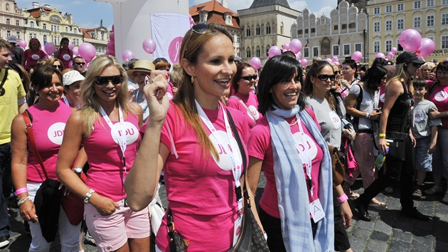 Pochodu se zúčastnily i známé tváře, například Monika Absolonová (v popředí), Lucie Borhyová (vzadu) nebo Tereza Brodská. 