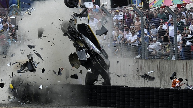 Havárie Allana McNishe s vozem Audi pi vytrvalostním závod 24 hodil Le Mans.