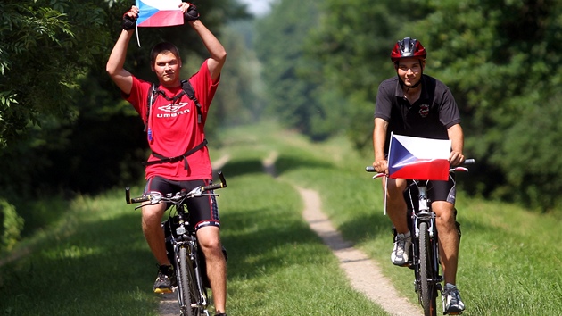 Mladíci Michael Dubský vpravo a David Formánek se pipravují na cestu na chorvatský ostrov Peljeac. Absolvují ji na kolech.