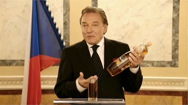 Karel Gott v reklamnm spotu coby prezident propaguje ochucen aj Aquila (2011).