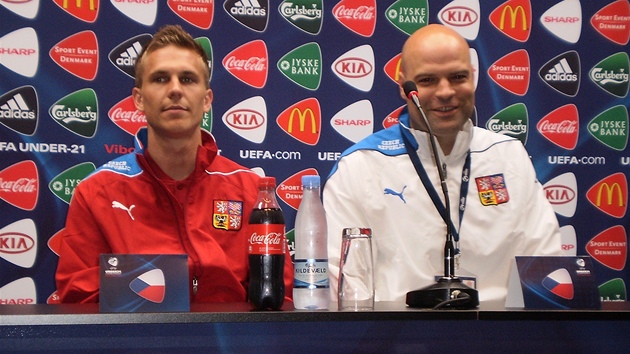 Trenér Jakub Dovalil (vpravo) a kapitán Boek Dokal na tiskové konferenci ve Viborgu.