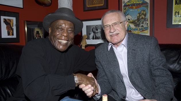 Václav Klaus s bluesovým kytaristou Buddym Guyem v jeho chicagském klubu Legends