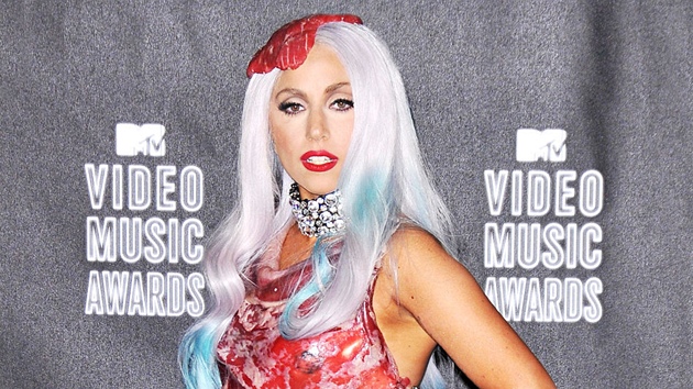 Lady Gaga v proslulých šatech z hovězího masa na předávání Cen MTV 2010