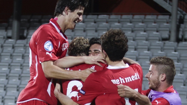 �výcar�tí fotbalisté do 21 let oslavují gól. Na mistrovství Evropy pro�li hladce do semifinále.