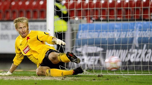 Branká Slavie Zdenk Zlámal dostává proti Plzni gól z penalty. 