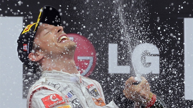 Jenson Button slaví triumf ve Velké cen Kanady. 