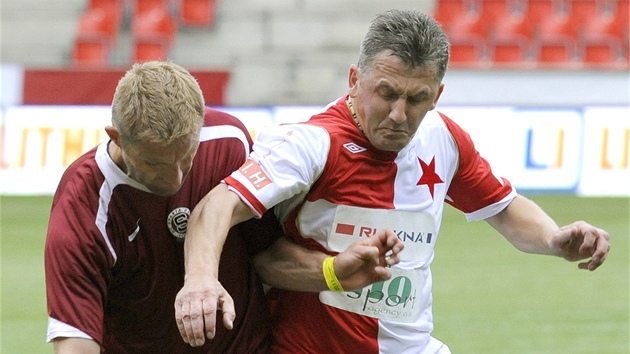 Na exhibici Legendy 2011 se potkali spar�an Milan Fukal (vlevo) a Roman Janou�ek ze Slavie.