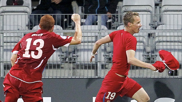 �e�tí fotbalisté do 21 let Jan Chramosta (vpravo) a Marcel Gecov oslavují postupový gól, který poslal jejich tým do semifinále mistrovství Evropy.