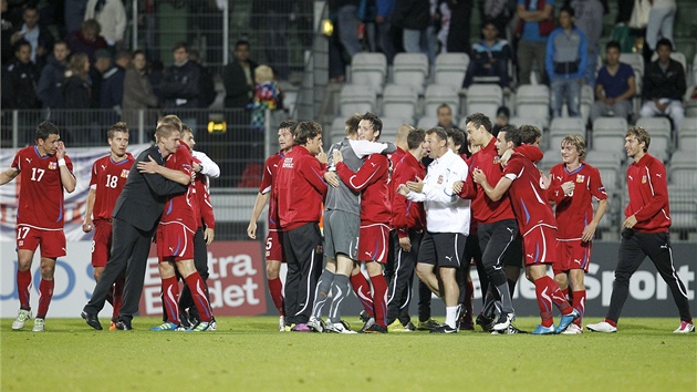 �e�tí fotbalisté do 21 let se radují z postupu do semifinále mistrovství Evropy.