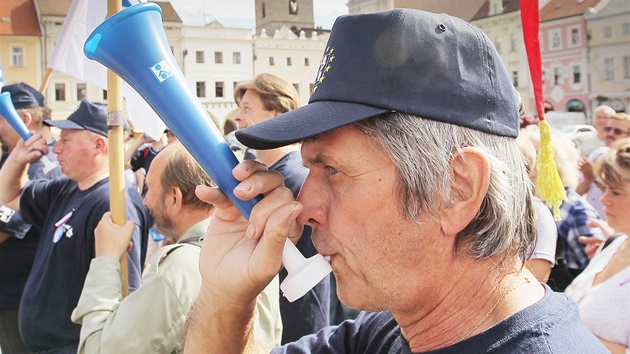 eskými Budjovicemi proel prvod asi 150 lidí, kteí podpoili stávku odbor kvli chystaným vládním reformám. MHD ve mst jezdila. idii se zapojili jen symbolicky a vozy oznaili nápisem "Stávka".   