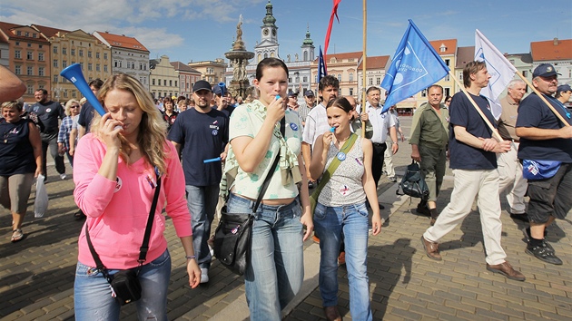 eskými Budjovicemi proel prvod asi 150 lidí, kteí podpoili stávku odbor kvli chystaným vládním reformám. MHD ve mst jezdila. idii se zapojili jen symbolicky a vozy oznaili nápisem "Stávka".   