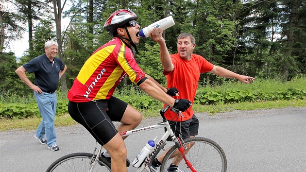 Masér Pavel Vlaic oberstvuje Jana Nováka. Jako bývalý cyklista ví, co je teba.